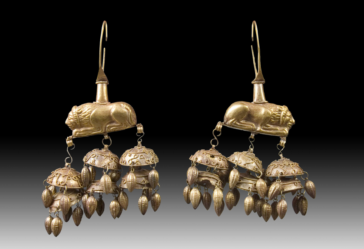 Earrings in the form of crouched lions with pendants
