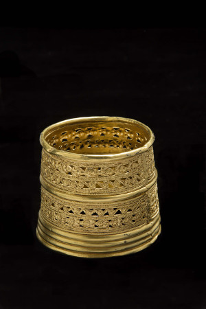 Gold openwork braclets